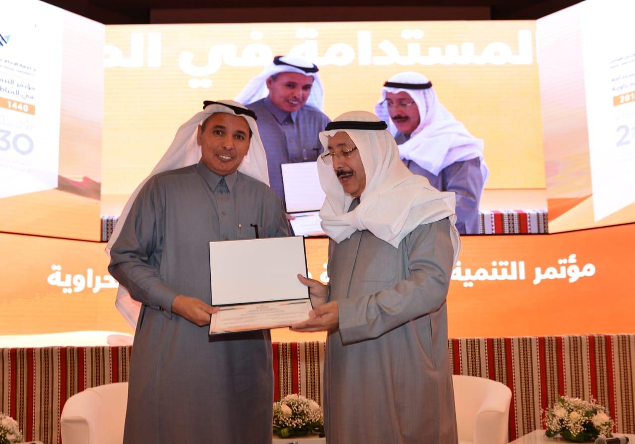 بادرة بزراعة 12 مليون شجرة بمختلف المناطق لاستعادة جزء من الغطاء النباتي الامير د. خالد بن عبد الله : المجتمع لم يشعر بخطر الاستنزاف الا بعد انتشار الملوثات ..